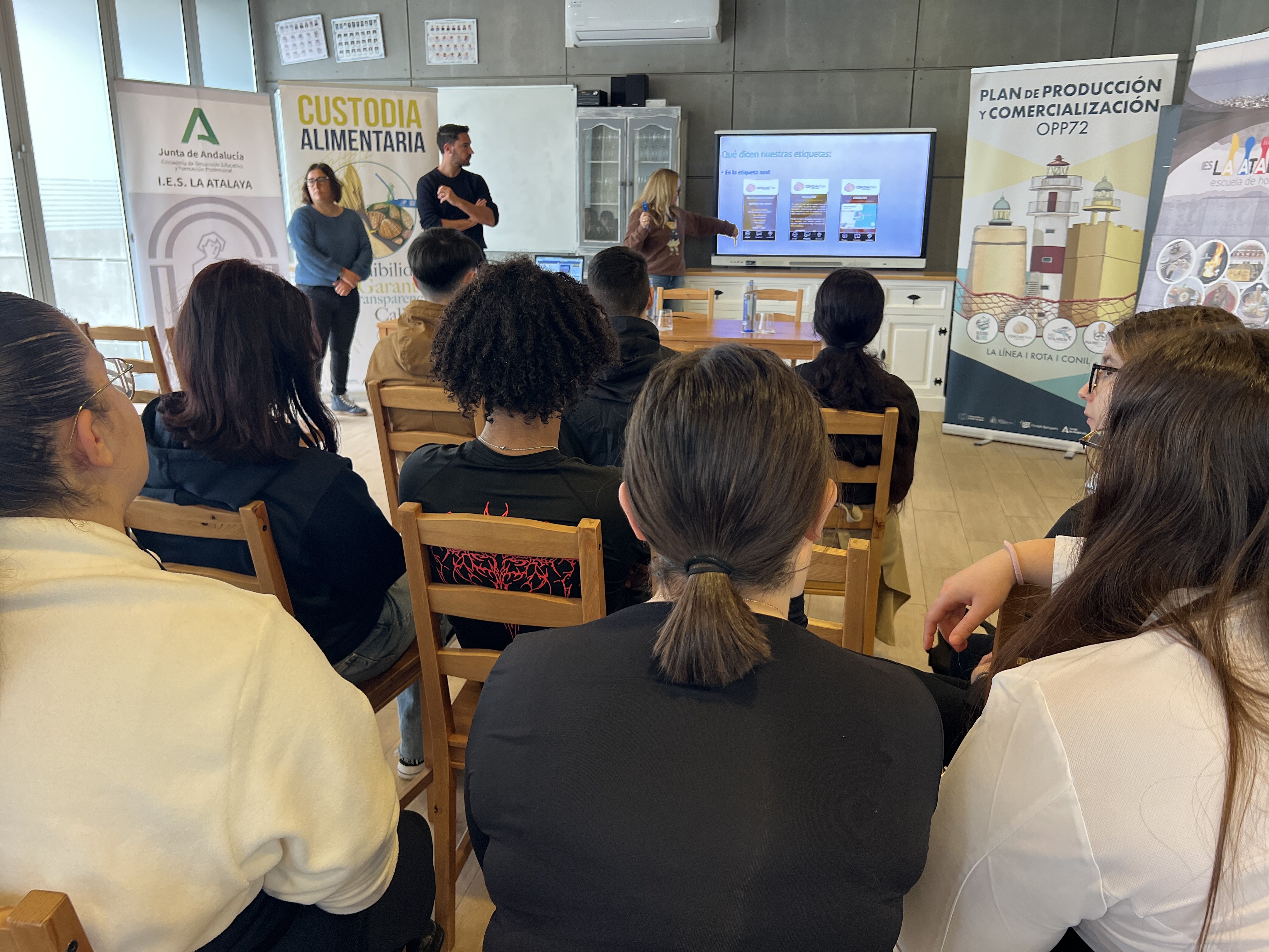 La OPP72 presenta el proyecto “Custodia Alimentaria” en la Escuela de Hostelería IES Atalaya de Conil
