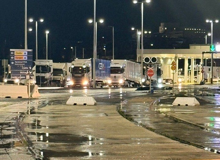 La nueva borrasca paraliza conexiones en el Estrecho y obliga a cerrar las terminales en el Puerto de Algeciras