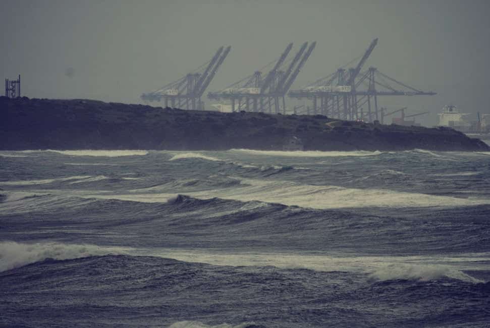 El Puerto de Algeciras mantiene operativas las líneas con Ceuta y Tánger Med con restricciones por la borrasca Oriana